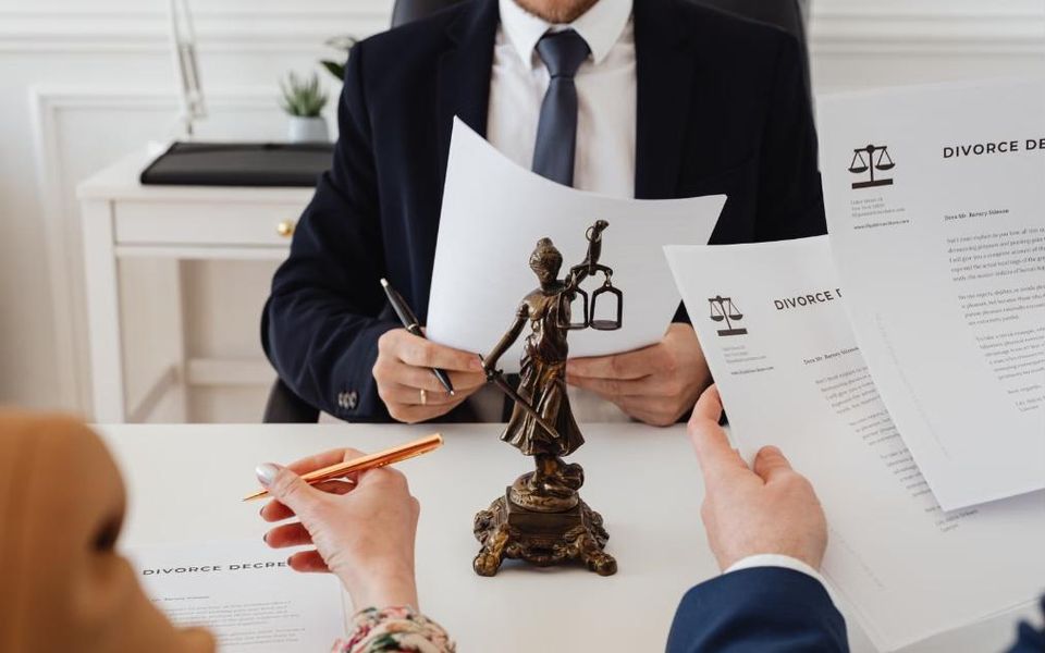 Advogado conversando com uma cliente sobre documentos