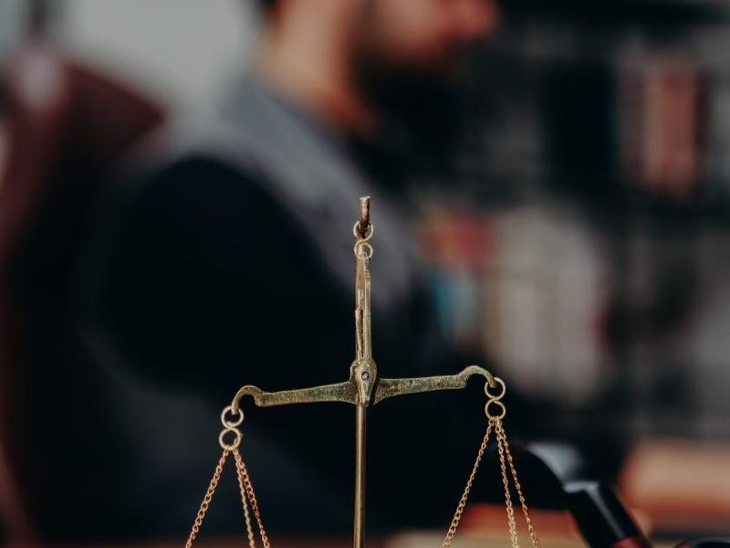 Balança da justiça sobre a mesa do escritório