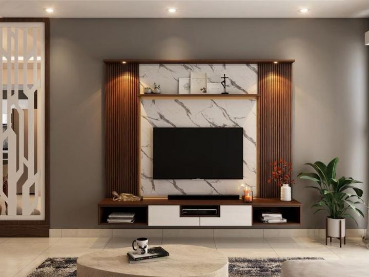 Painel de TV planejado com ripas de madeira e mármore