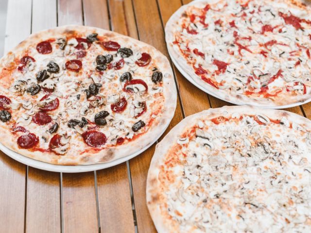 Duas pizzas grandes sobre a mesa