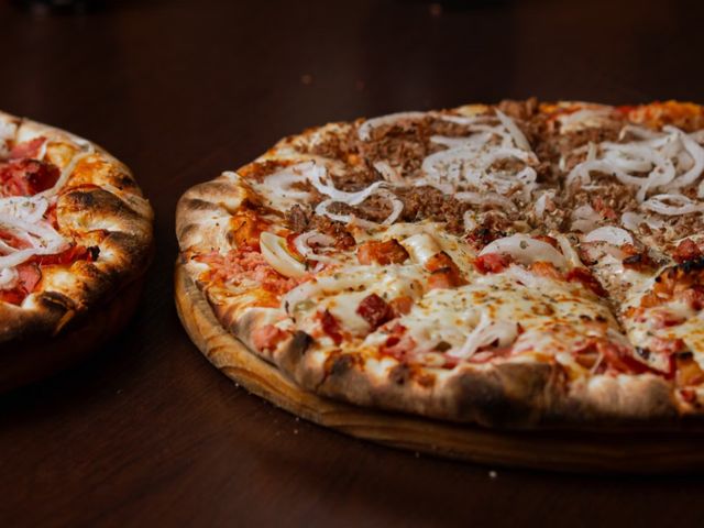 Pizza da casa com carne, bacon e cebola